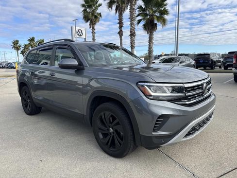 Used 2023 Volkswagen Atlas SE w/ Black Wheel Package image 3