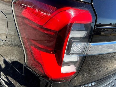 Used 2024 Ford Expedition Limited image 23