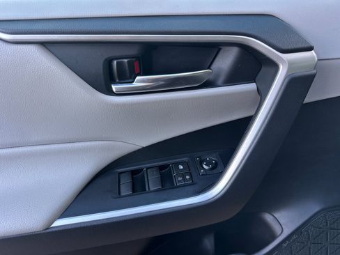 Used 2020 Toyota RAV4 XLE image 10