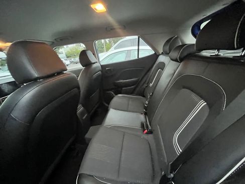 Used 2023 Hyundai Venue Limited image 5