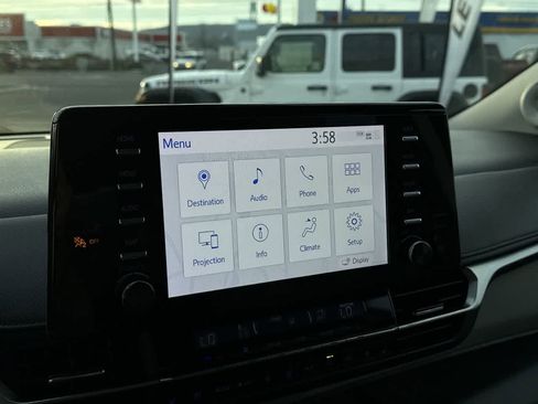 Used 2021 Toyota Sienna Limited image 19