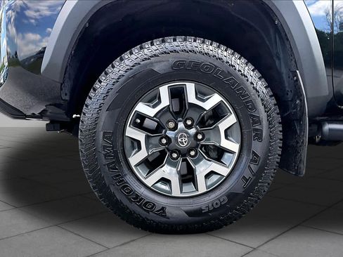 Used 2018 Toyota Tacoma TRD Off-Road w/ Technology Package AWD/4WD image 11