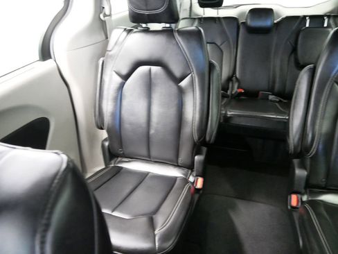 Used 2024 Chrysler Pacifica Touring-L image 21