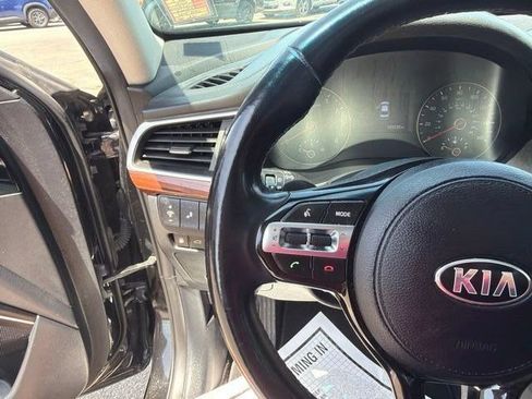 Used 2017 Kia Cadenza Premium w/ Luxury Package FWD image 17