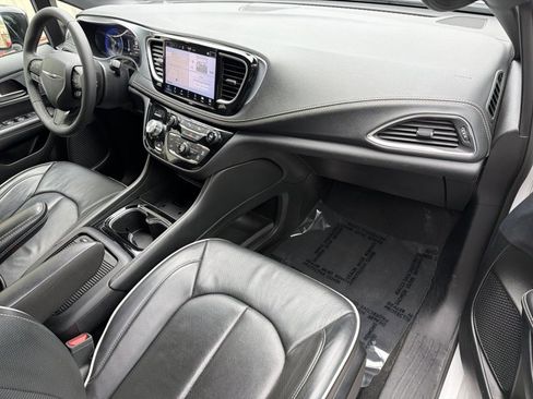 Used 2025 Chrysler Pacifica Limited FWD image 27