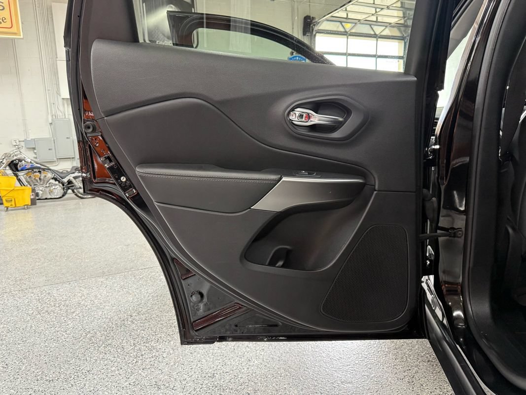 Used 2020 Jeep Cherokee Limited AWD/4WD image 12