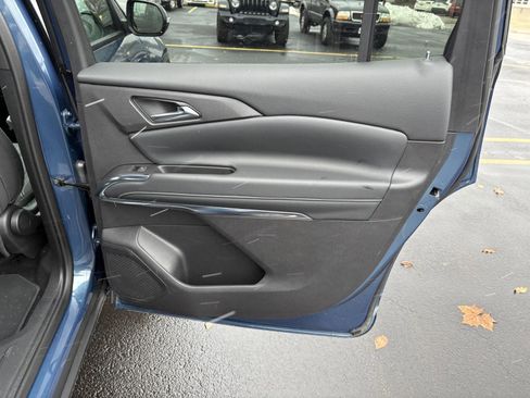 Used 2025 Chevrolet Traverse LT image 18