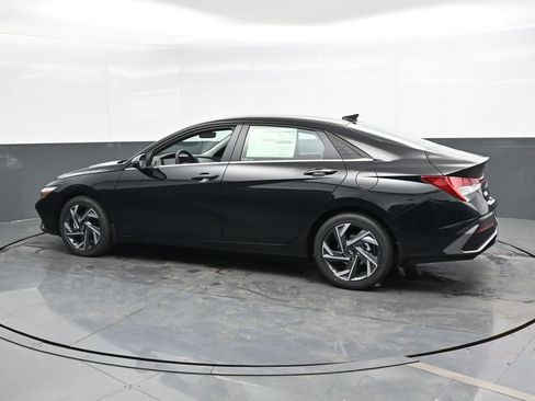 Used 2025 Hyundai Elantra Limited FWD image 9