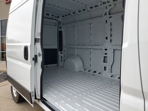 Used 2025 RAM ProMaster 2500 w/ Storage Group image 21