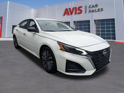 Used 2025 Nissan Altima 2.5 SV FWD image 3