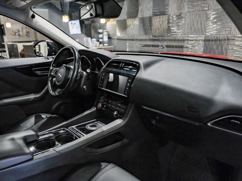 Used 2017 Jaguar F-PACE Premium image 11