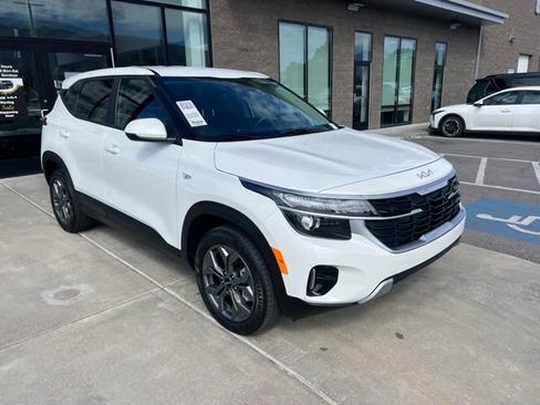 Used 2024 Kia Seltos LX AWD/4WD image 2