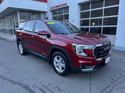 Used 2022 GMC Terrain SLE w/ Driver Convenience Package image 3