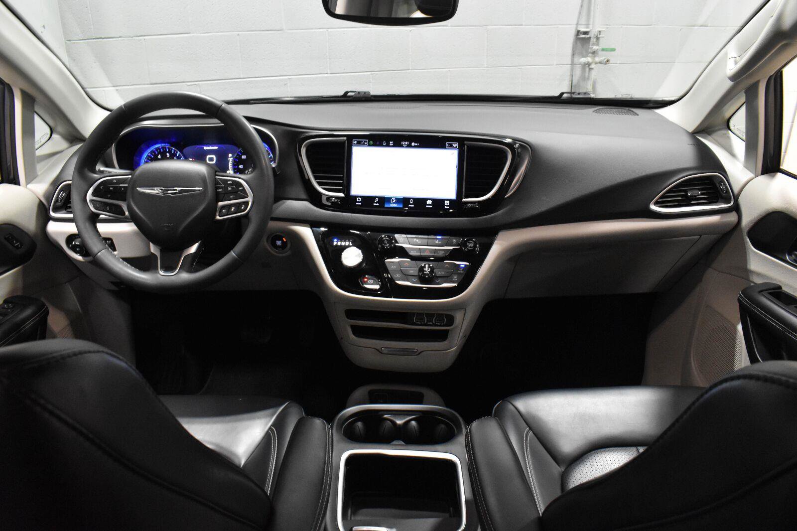 Used 2023 Chrysler Pacifica Touring-L FWD image 6