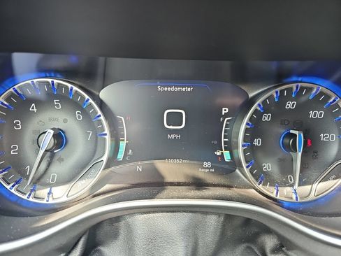 Used 2023 Chrysler Pacifica Touring-L FWD image 8