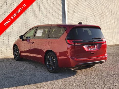 New 2026 Chrysler Pacifica Select image 3