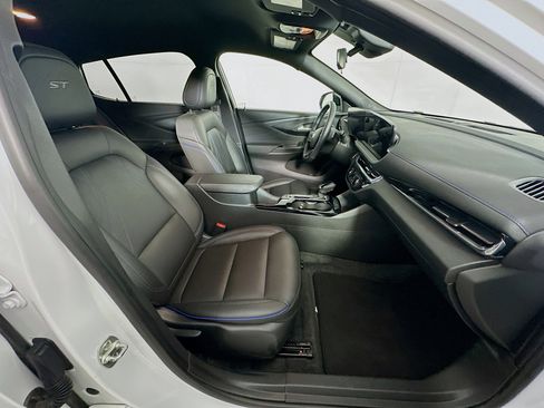 Used 2025 Buick Envista Sport Touring image 29