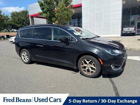 Used 2020 Chrysler Pacifica Touring w/ Tire & Wheel Group FWD image 3