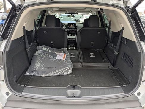 New 2025 Nissan Pathfinder SV w/ SV Premium Package image 31