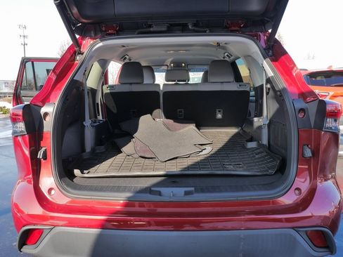 Used 2021 Toyota Highlander LE image 16