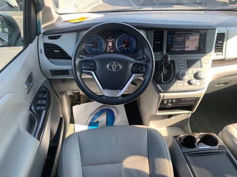 Used 2017 Toyota Sienna XLE w/ XLE Navigation Package AWD/4WD image 17