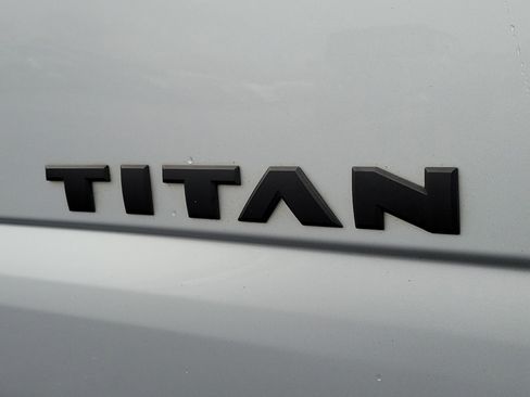 Used 2017 Nissan Titan SL image 7