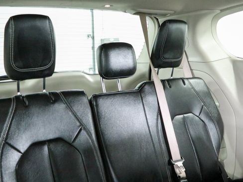 Used 2022 Chrysler Pacifica Touring-L FWD image 29