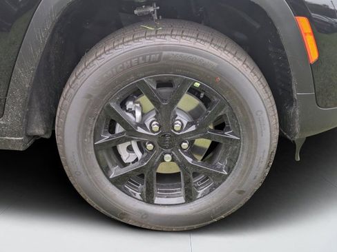 New 2025 Jeep Grand Cherokee Altitude image 9