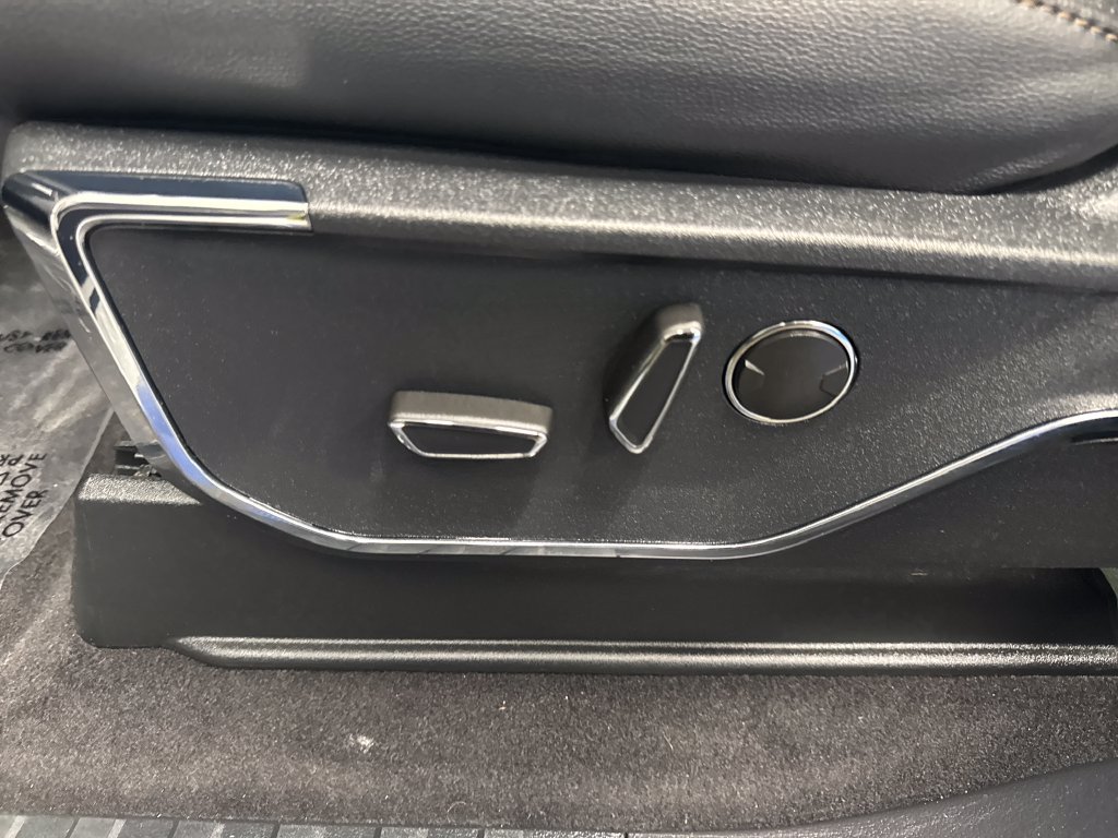 Used 2024 Ford F150 Lightning Lariat AWD/4WD image 36