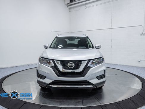 Used 2020 Nissan Rogue SV image 2