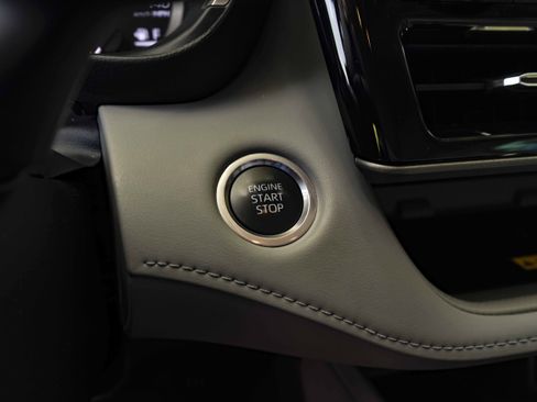 Used 2024 Toyota Highlander XLE FWD image 25