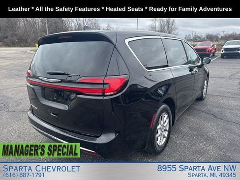 Used 2025 Chrysler Pacifica Select FWD image 3