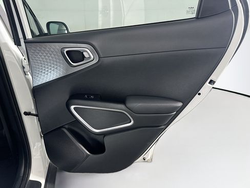 Used 2025 Kia Soul LX w/ LX Technology Package FWD image 29