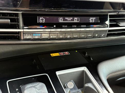 Used 2025 Toyota Sienna Platinum FWD image 15