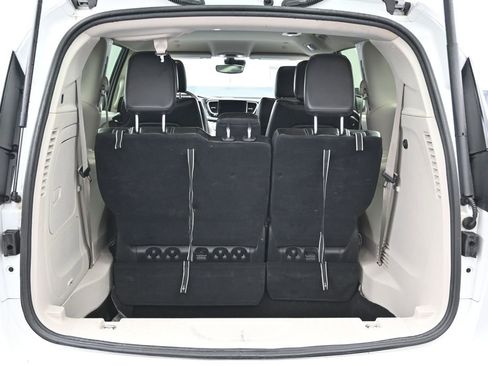 Used 2023 Chrysler Pacifica Touring-L FWD image 19