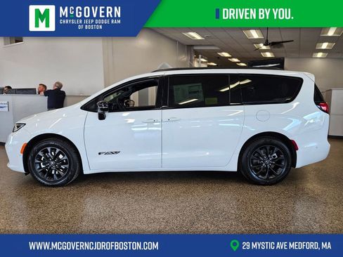 New 2025 Chrysler Pacifica Select w/ Fav Edition Package FWD image 1