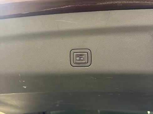 Used 2023 GMC Yukon SLT w/ SLT Luxury Package AWD/4WD image 24