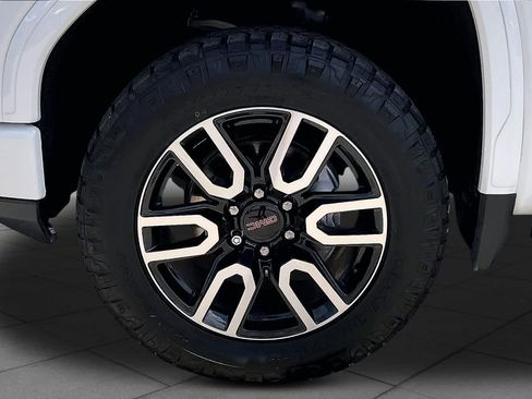 Used 2022 GMC Sierra 1500 AT4 w/ AT4 Premium Package AWD/4WD image 12