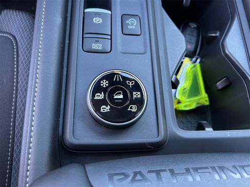 Certified 2025 Nissan Pathfinder S image 18