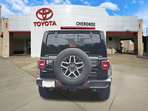 Used 2024 Jeep Wrangler Unlimited Sahara w/ Technology Group AWD/4WD image 7