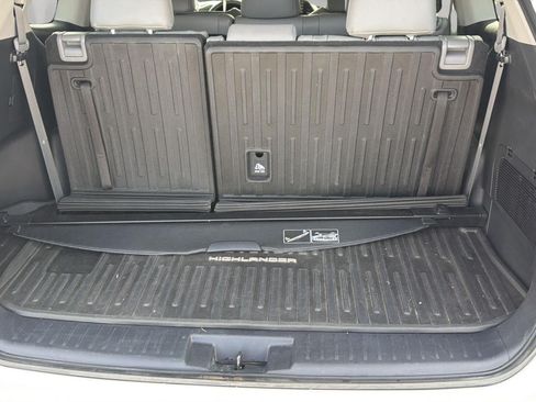 Used 2020 Toyota Highlander XLE FWD image 38