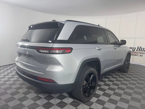 Used 2023 Jeep Grand Cherokee Altitude RWD image 7