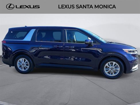 Used 2024 Kia Carnival LX image 4