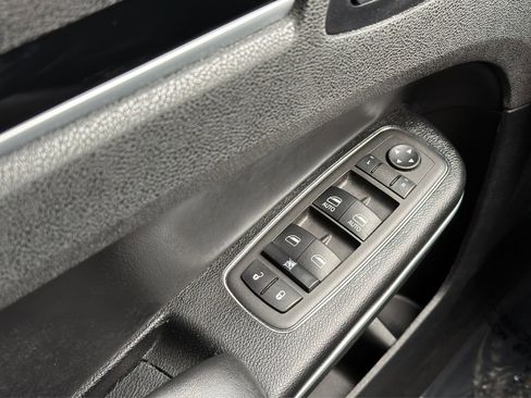 Used 2023 Chrysler 300 Touring w/ Sport Appearance Package image 11