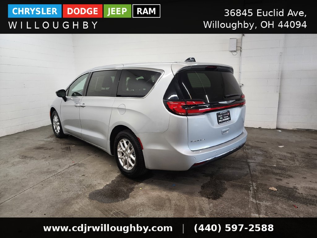 Used 2024 Chrysler Pacifica Touring-L FWD image 7