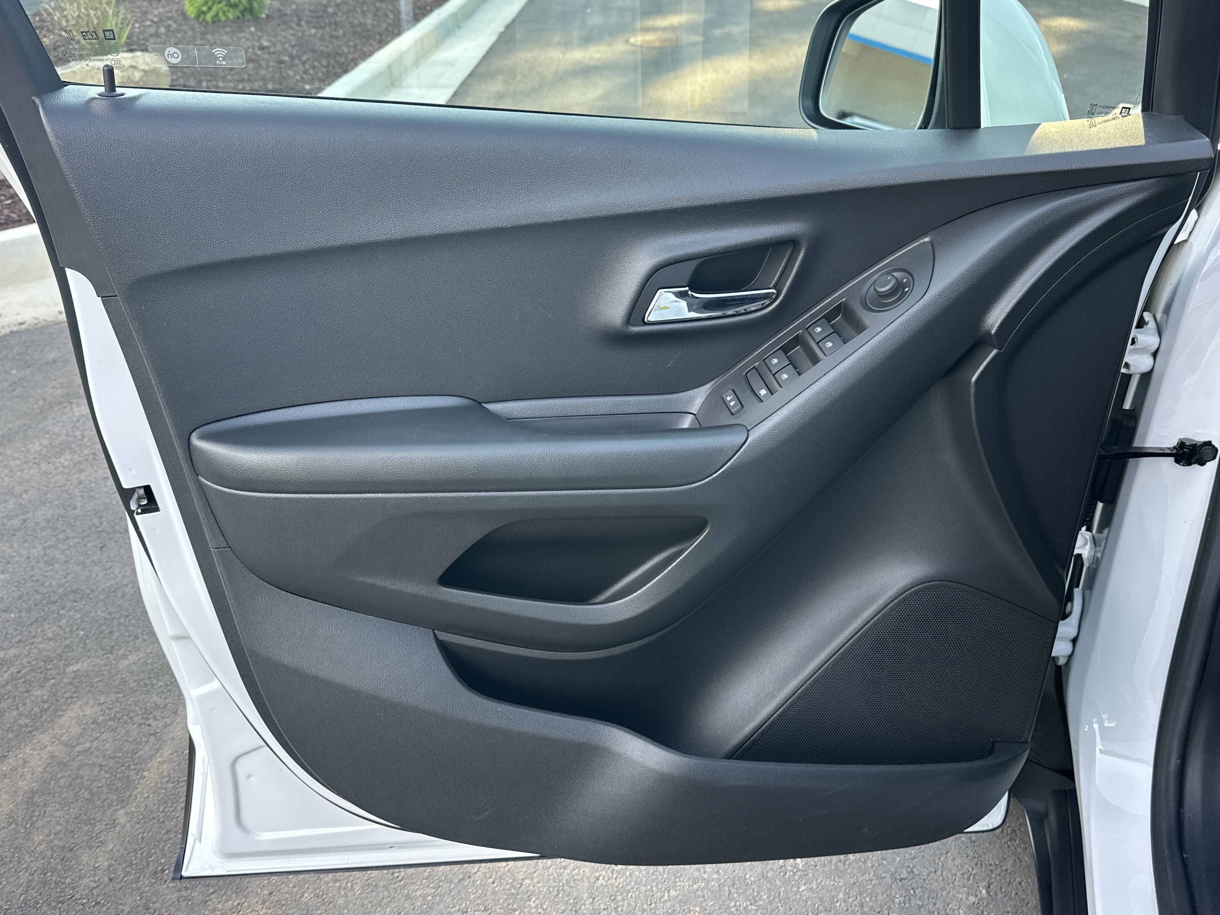 Used 2021 Chevrolet Trax LS w/ Tint and Cruise Package FWD image 10