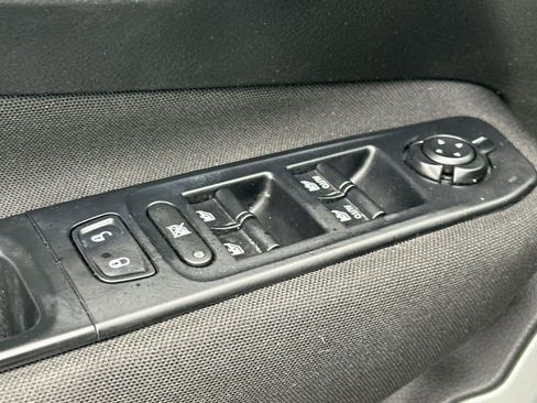 Used 2018 Jeep Renegade Latitude w/ Popular Equipment Group image 13