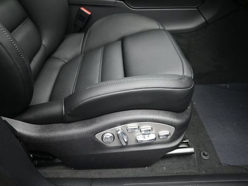 Certified 2026 Porsche Macan AWD/4WD image 20