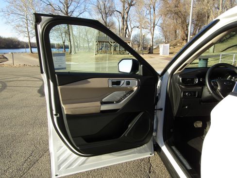 Used 2024 Ford Explorer Limited w/ Limited Technology Package image 13