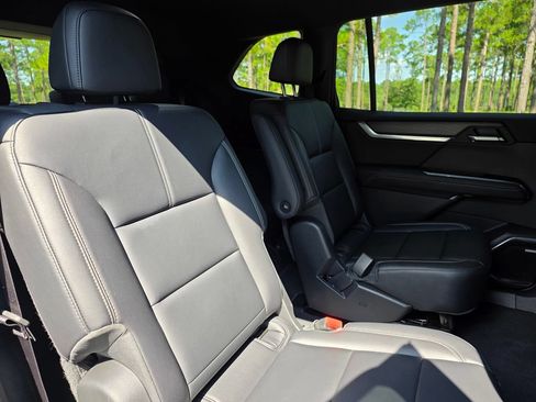 Used 2026 GMC Acadia Elevation w/ Elevation Premium Package FWD image 23